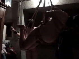 Suspendu par un Maître japonais chinese gay porn fucking hard